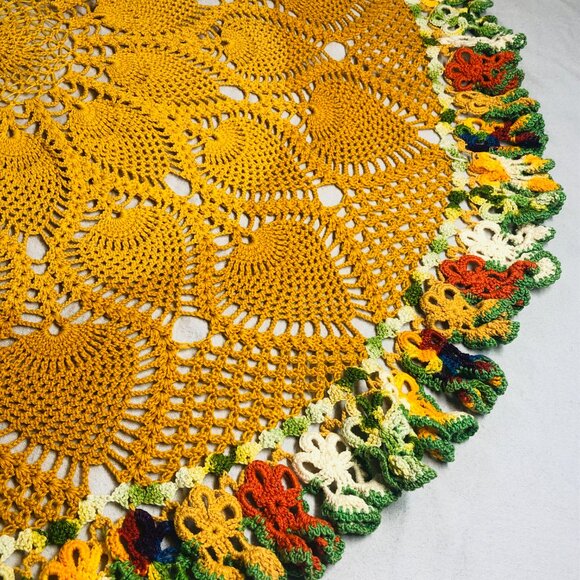 70s Golden Yellow Ombre Peacock Feather Tabletop Crochet Doily Vintage Linen - Picture 4 of 9